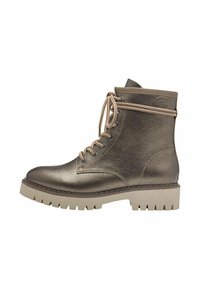 Botines metálicos de bronce con suela rugosa beige, punta redonda y cordones beige, que presentan una textura suave y detalles de costura.
