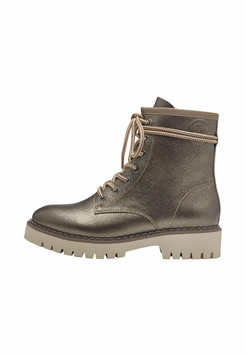 Botines metálicos de bronce con suela rugosa beige, punta redonda y cordones beige, que presentan una textura suave y detalles de costura.