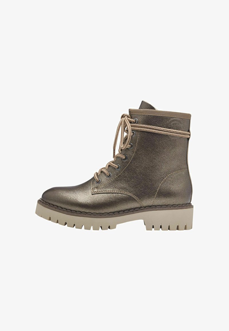 Bronzové metalické kotníkové boty s béžovou robustní podrážkou, kulatou špičkou a béžovými šňůrkami, se hladkým povrchem a prošívanými detaily.