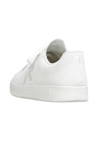 Weißer Sneaker mit strukturiertem Mesh-Obermaterial, abgerundeter Zehenpartie und glatter Sohle. Mit dezentem Branding an der Seite und Ferse sowie einem sicheren Verschluss.