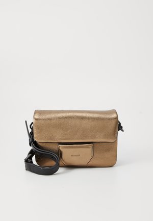 Borsa a tracolla in bronzo metallic di AllSaints con tracolla nera regolabile e tasca frontale etichettata "AllSaints" su sfondo bianco semplice.