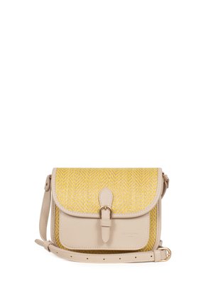 Petit sac bandoulière avec rabat et sangle en cuir beige, motif chevron tissé jaune, et fermeture à boucle dorée.