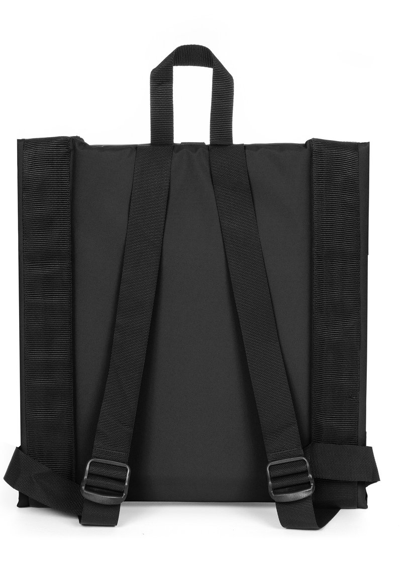 Mochila negra en forma de cuadrado con correas de hombro acolchadas ajustables y un mango de transporte en la parte superior sobre un fondo blanco.
