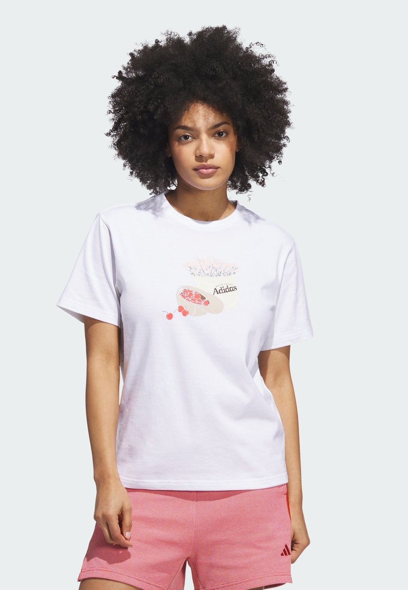 Biely bavlnený tričko s krátkym rukávom, s farebnou grafikou misky s kvetmi a čerešňami, a textom "Adidas" v čiernej farbe.