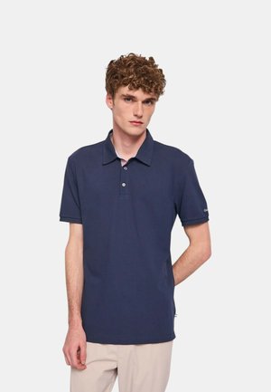 Polo shirt blu navy in cotone, con colletto, patta con tre bottoni e maniche corte. Dettaglio del logo discreto sulla manica.