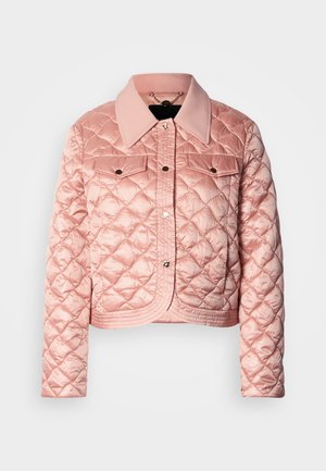 Casaco ligeiramente acolchoado cor de rosa claro com gola de colarinho, botões de pressão, dois bolsos frontais e design cropped. Textura suave com padrão de diamantes.