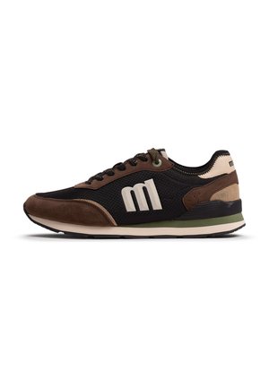 Sneaker low-top con tomaia in mesh nero, sovrapposizioni in suede marrone, suola bianca con accento verde, lacci neri e logo bianco "m" sul lato.