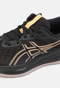 Czarne buty sportowe z teksturowaną siateczką, pomarańczowymi akcentami, odblaskowymi detalami oraz amortyzowaną podeszwą z oznaczeniem FF Blast+.