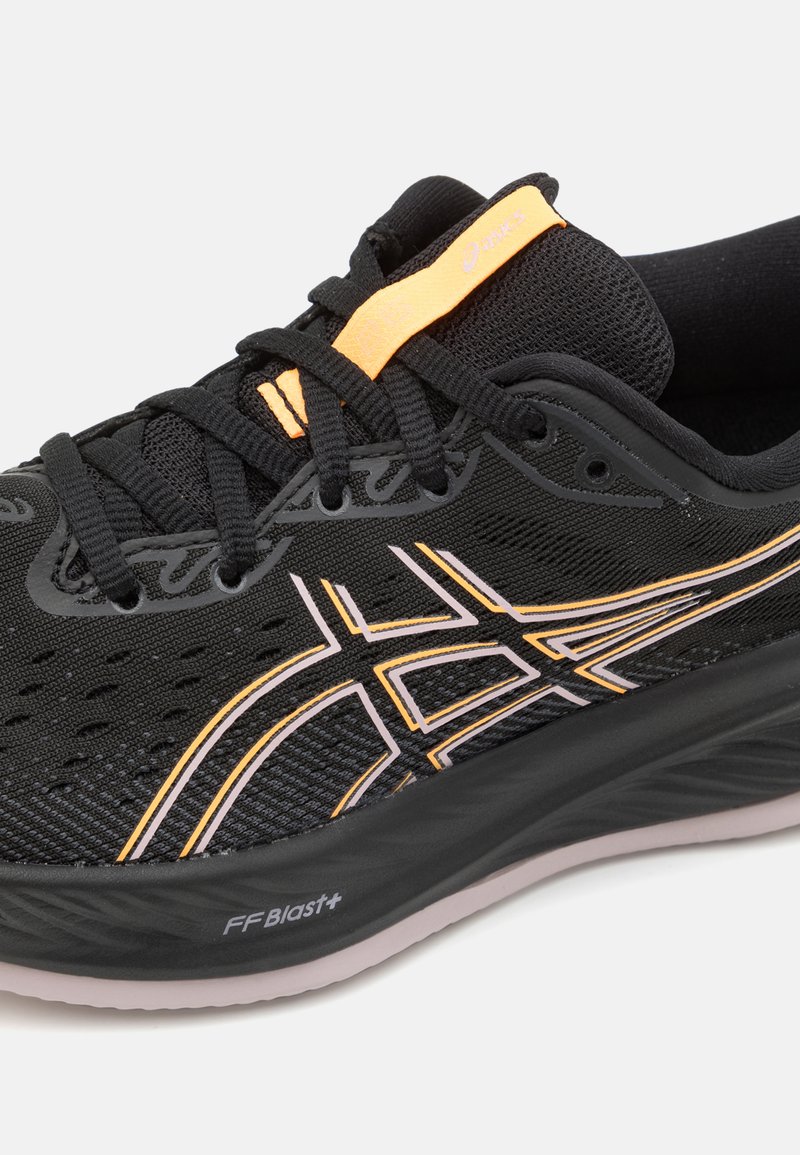 Chaussure de sport noire avec une tige en maille texturée, des accents orange, des détails réfléchissants et une semelle rembourrée avec le logo FF Blast+.