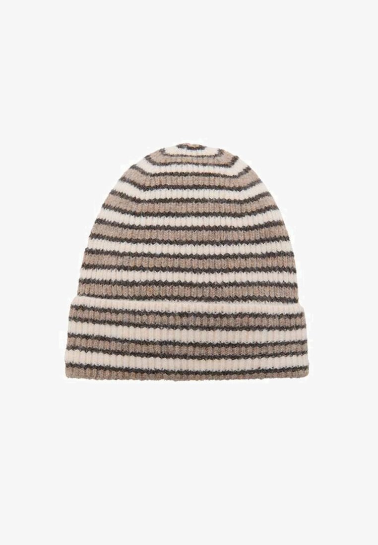 Bonnet tricoté avec une base crème, présentant des rayures horizontales marron. Design côtelé texturé avec un ourlet plié en bas.