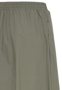 Pantalon à taille élastique vert olive clair avec tissu froncé et poche sur la couture latérale, montré de la taille au milieu de la cuisse.