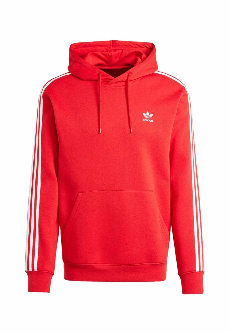 Sweat-shirt à capuche rouge avec des accents blancs à trois bandes sur les manches, poche kangourou et petit logo Adidas blanc sur la poitrine.