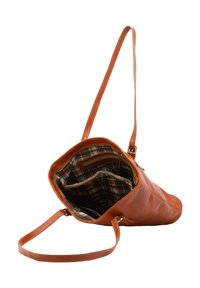 Borsa a tracolla in pelle marrone, con interno foderato in un motivo a quadretti e numerosi scomparti per l'organizzazione.
