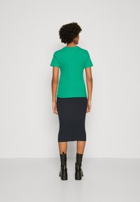 Tommy Hilfiger SLIM CODY - Marškinėliai su spaudiniu - olympic green