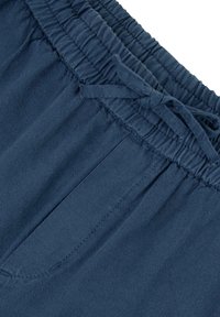 Marineblauwe katoenen shorts met een elastische tailleband, trekkoord voor aanpassing en zijzakken. Smooth texture, eenvoudig ontwerp.