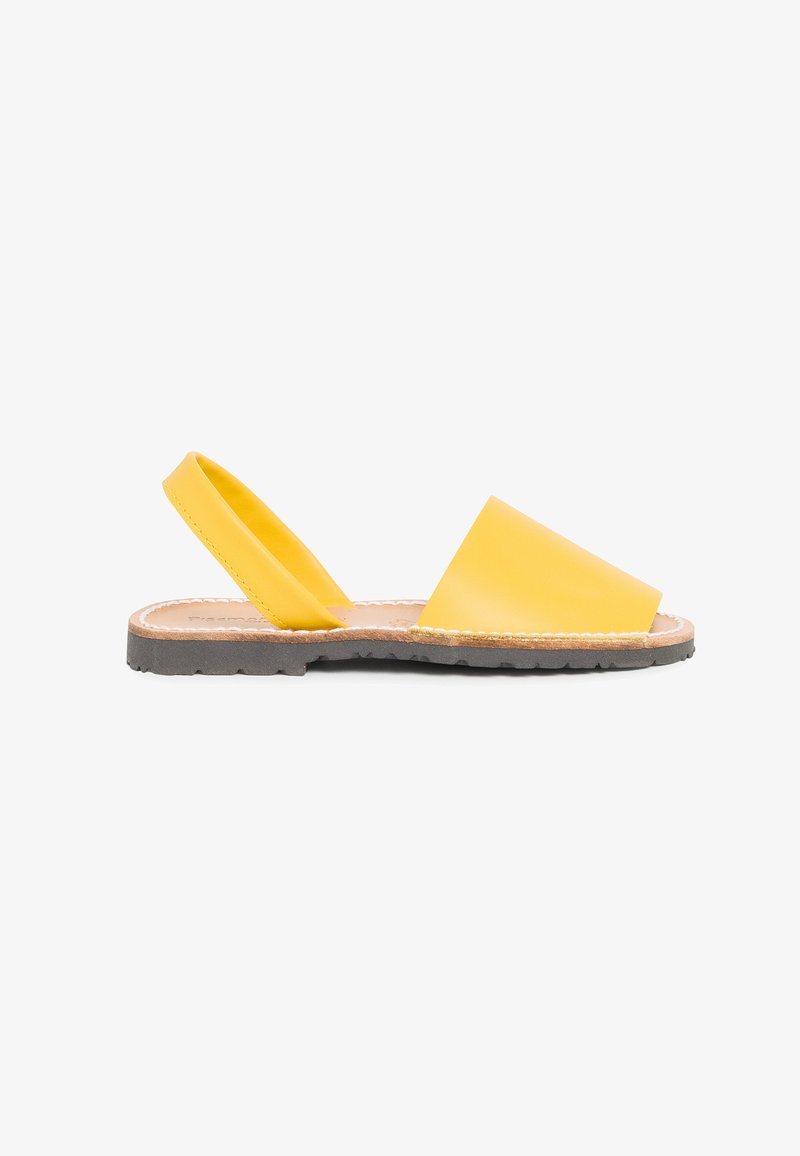 Sandales slingback en cuir jaune avec une semelle en caoutchouc plate, dotées de deux larges brides et d'une couture contrastante le long du bord.