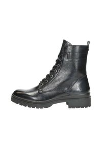 Zwarte gestructureerde leren veterschoen tot de enkel met een trekband en dikke rubberen zool, zijaanzicht op een witte achtergrond.