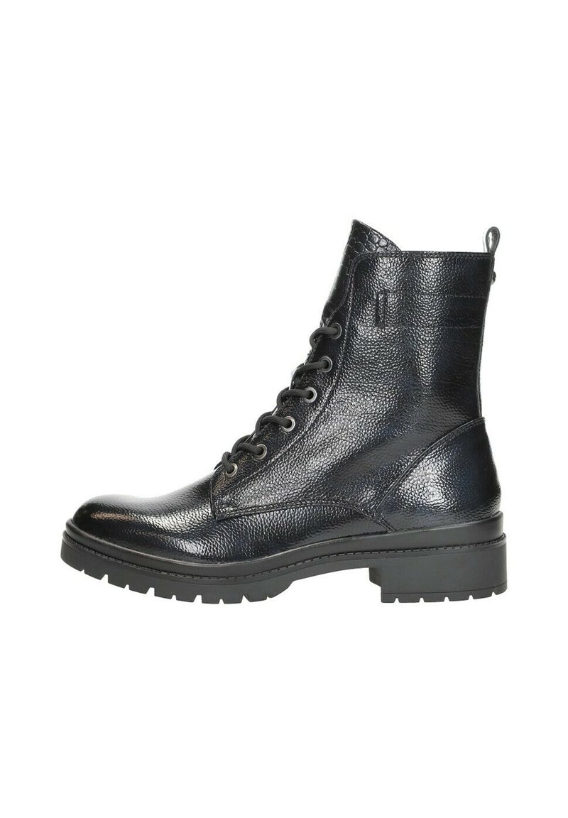 Zwarte gestructureerde leren veterschoen tot de enkel met een trekband en dikke rubberen zool, zijaanzicht op een witte achtergrond.