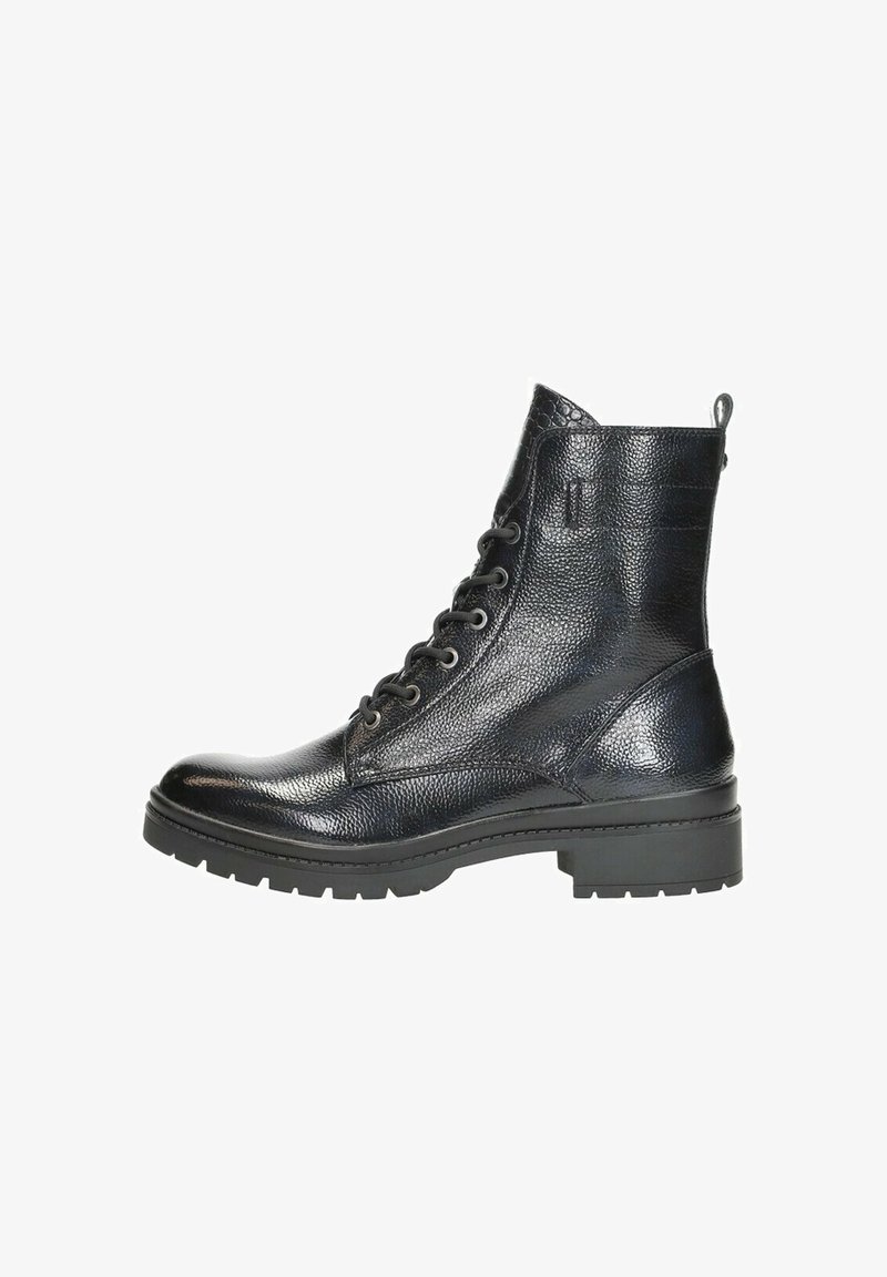 Zwarte gestructureerde leren veterschoen tot de enkel met een trekband en dikke rubberen zool, zijaanzicht op een witte achtergrond.