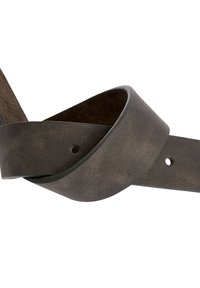 Bruine leren riem met een gestructureerde afwerking, met een gladde rand en meerdere gaten voor aanpassing, afgebeeld in een opgerolde positie.