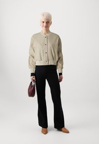 ONLY Petite ONLNANCY SHORT - Pilotska jakna - humus