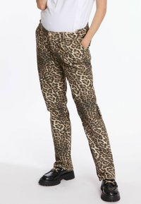 Pantalons imprimés léopard en tissu léger. Présentent une coupe slim, un design à cinq poches et une fermeture à bouton à la taille.