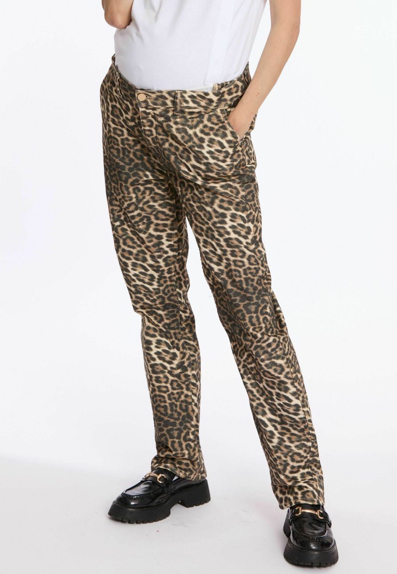 Pantalons imprimés léopard en tissu léger. Présentent une coupe slim, un design à cinq poches et une fermeture à bouton à la taille.