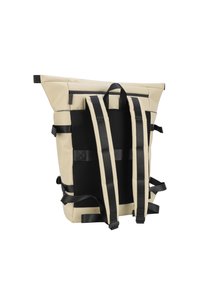Bezešvá voděodolná batoh v béžové barvě s černými síťovanými popruhy a akcenty. Obsahuje uzávěr na roll-top a nastavitelné boční popruhy pro bezpečné nošení.