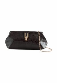 Sorte clutch taske med et tekstureret falsk slangeskinds-mønster, der har en guldtonet lås og en diskret kædetras. Rektangulært design.