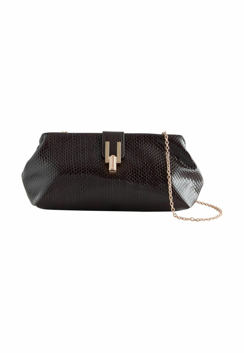 Pochette noire avec un motif en faux serpent texturé, dotée d'un fermoir doré et d'une subtile bandoulière en chaîne. Design rectangulaire.