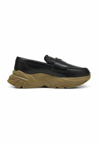 Pantofi slip-on negri, cu un superior din piele netedă și o talpă chunky maro căptușită, având detalii curbate și accente texturate.