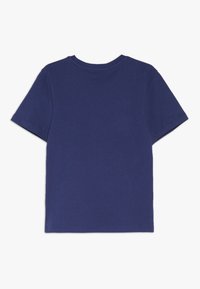 Camiseta de algodón azul marino de manga corta con cuello redondo y parte trasera lisa, que presenta una textura suave y un ajuste estándar.
