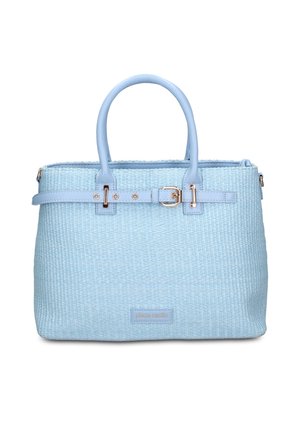 Lichtblauwe geweven draagtas met twee handvatten, een decoratieve gespband en een klein merklipje aan de voorkant.