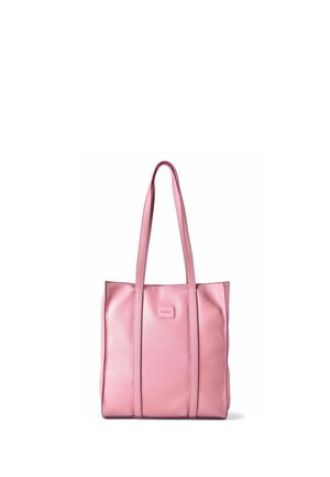 Lyserød lædertaske med lange håndtag og en lille, rektangulær logo-lap placeret midt nær toppen.