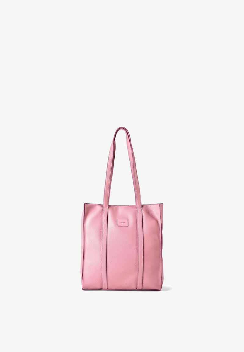 Sac cabas en cuir rose avec de longues anses et un petit patch logo rectangulaire centré près du haut.