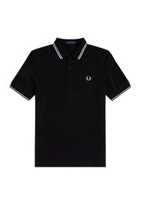 Sort polo-shirt lavet af bomuld, med en klassisk krave, to knapper og hvide stribede detaljer på kraven og ærmerne. Lille logo på brystet.