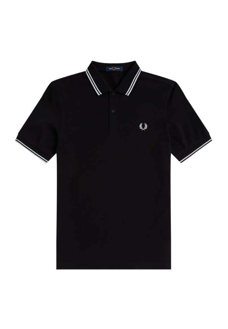 Sort polo-shirt lavet af bomuld, med en klassisk krave, to knapper og hvide stribede detaljer på kraven og ærmerne. Lille logo på brystet.