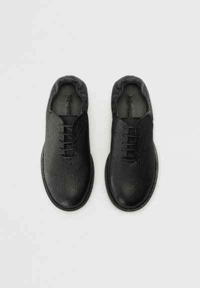 The Antipode Paeltega jalanõud - black