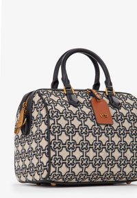 Borsa a mano patterned beige e navy con accenti in pelle nera, forma rotonda, doppi manici e un'etichetta in pelle marrone con logo impresso.