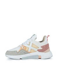 Sneaker bianca con accenti grigi, rosa e pesca. Materiali in rete e suede. Design incrociato unico sul lato e suola in gomma testurizzata.