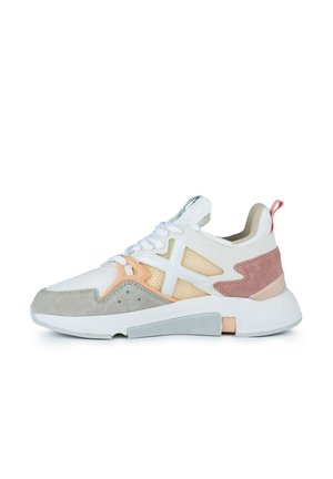 Sneaker bianca con accenti grigi, rosa e pesca. Materiali in rete e suede. Design incrociato unico sul lato e suola in gomma testurizzata.