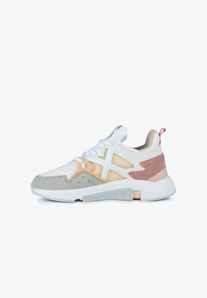 Sneaker bianca con accenti grigi, rosa e pesca. Materiali in rete e suede. Design incrociato unico sul lato e suola in gomma testurizzata.