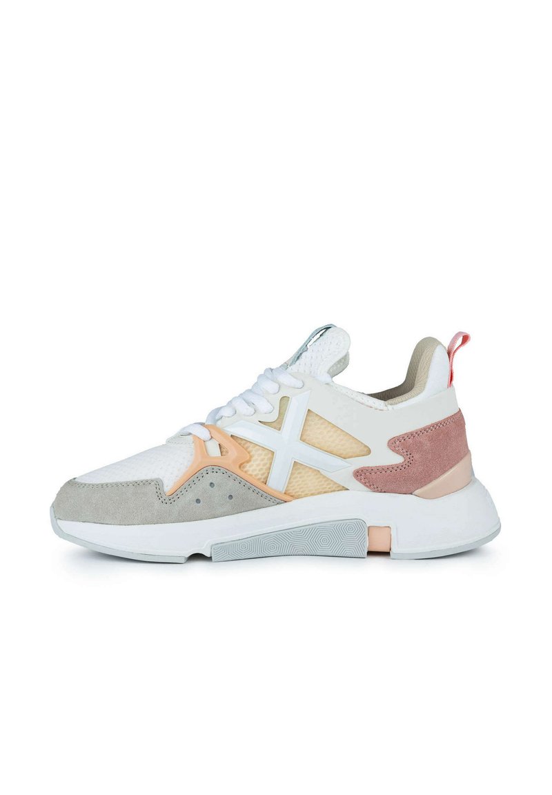 Sneaker bianca con accenti grigi, rosa e pesca. Materiali in rete e suede. Design incrociato unico sul lato e suola in gomma testurizzata.