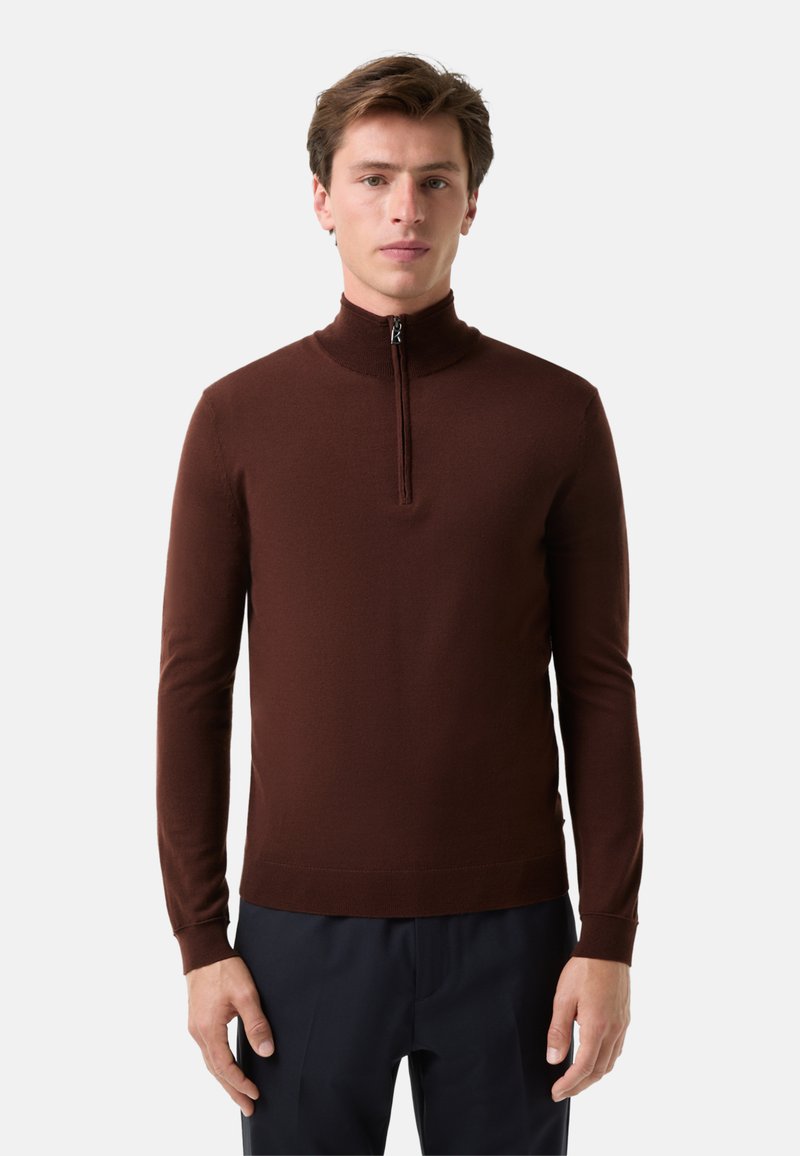 Brauner Zip-Kragen-Pullover aus weichem Strickmaterial. Figurbetontes Design mit langen Ärmeln und einem gerippten Saum, mit einem silbernen Reißverschlussdetail am Kragen.