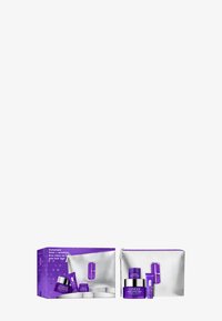Clinique hudpleiesett som inneholder lilla beholdere, en sølvveske, og en boks merket "Outsmart lines + wrinkles." Inneholder kremer og en gel.