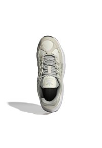 Jasnoszary but sportowy z siateczkowej cholewki, teksturowanymi akcentami, sznurowanym zapięciem oraz gumową podeszwą. Posiada dyskretną markę na języku.