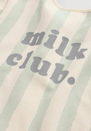 Gestreifter Baumwollstoff in Hellgrün und Creme, mit dem Text "milk club." in auffälliger grauer Schrift. Weiche Textur, lässiges Design.