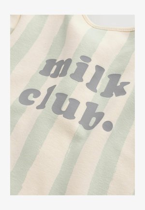Prugasta bombažna tkanina v svetlo zeleni in kremni barvi, z napisom "milk club." v izraziti sivi pisavi. Mehka tekstura, sproščen dizajn.