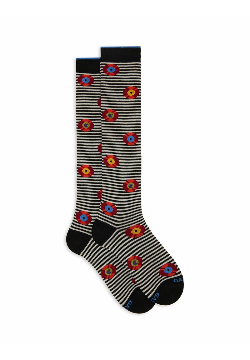 Gestreifte knielange Socken in Schwarz, Creme und Rot mit floralen Mustern. Verfügen über eine durchgehende schwarze Spitze und einen oberen Bund. Hergestellt aus weichem Stoff.