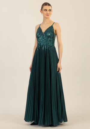 Langes türkisfarbenes Abendkleid mit einem plissierten Rock und einem verzierten Oberteil, das dekorative Pailletten und einen V-Ausschnitt sowie dünne Träger bietet.